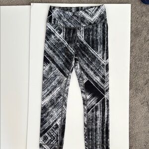Black and White Geometric Leggings